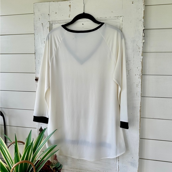 CYNTHIA ROWLEY, NWT, WHITE TOP WITH CONTRASTING BLACK TRIM. V-NECK. SIZE S - Picture 8 of 10
